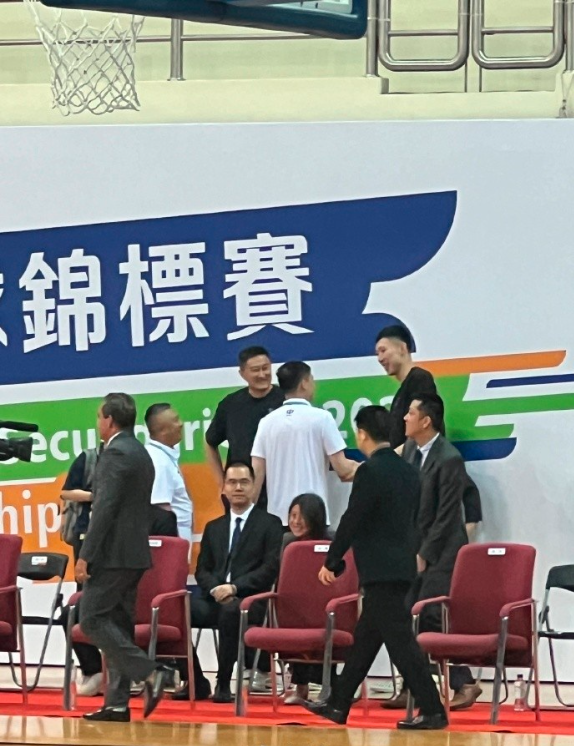 中国男篮大集训合影缺了一套首发,他们都干嘛去了?