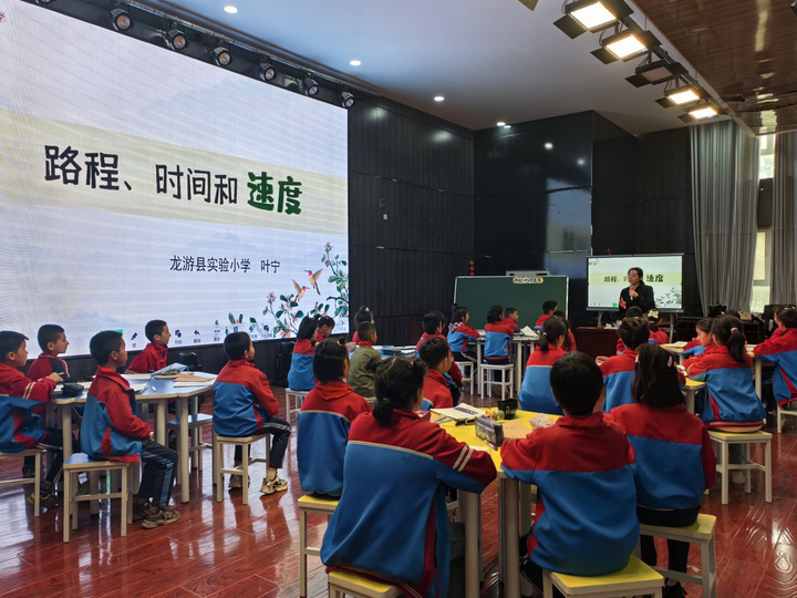 衢州小学开展课堂教学展示,乌什县一百余名数学专任教师参会.