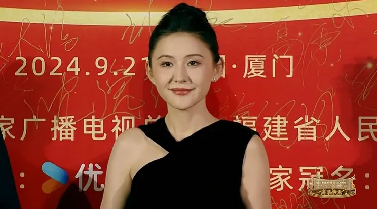 觀(guān)察者網(wǎng)：澳門(mén)一碼一肖一特大三巴飛天獎(jiǎng)紅毯：李沁會(huì)穿、唐嫣大氣，趙麗穎短發(fā)好美，靳東咋變樣了
