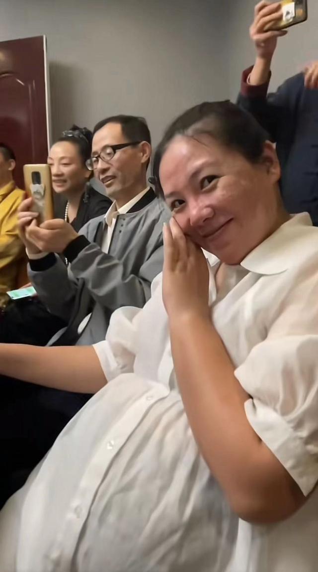 另外,本月(4月)5日清明节,谢东携妻儿前去为父母扫墓;孕妻谭静怡不