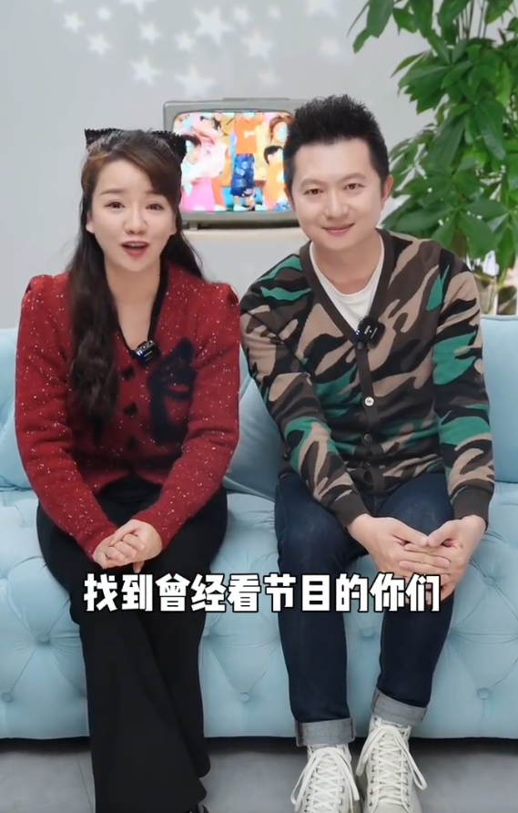 红果果晒幸福生活,绿泡泡帮吹头发涂指甲,结婚14年儿女双全超甜