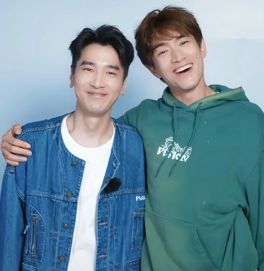 笑s,赵又廷秒拿捏林更新:"我们的感情薄如纸,你忘了我在公园遛着你?