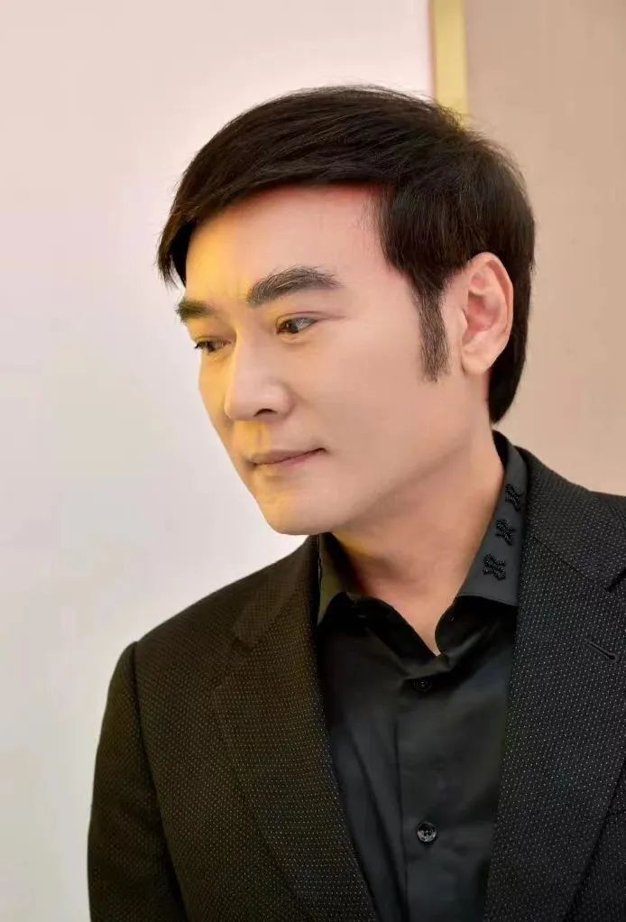 但可能就是演多了古装剧,让大家觉得焦恩俊发量很足,实际上这些假发套