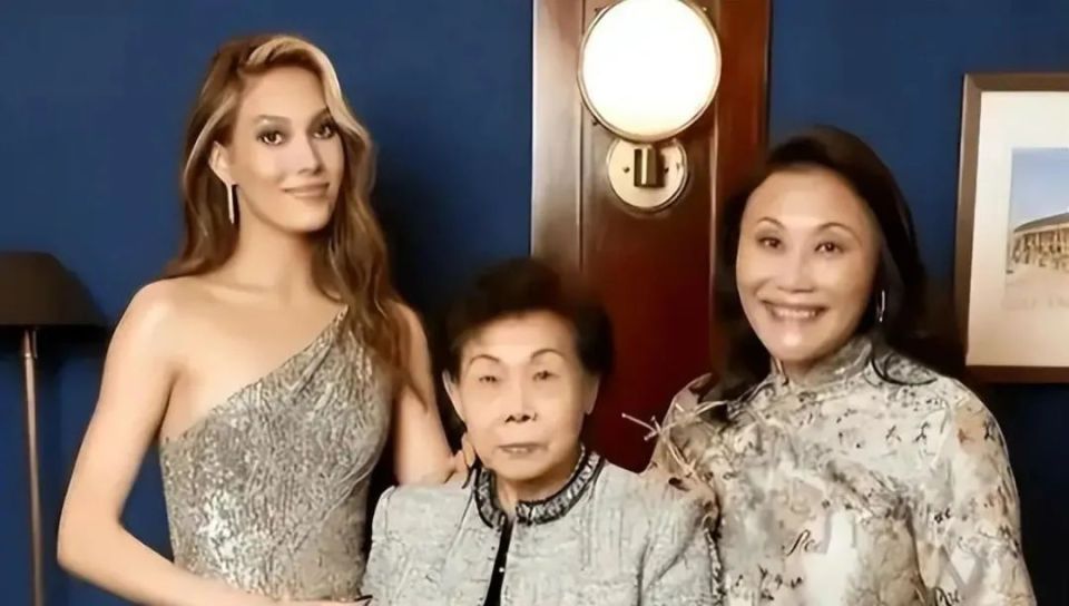 觀察者網(wǎng)：一肖一碼一一持一子汗當(dāng)42歲賈玲和21歲谷愛凌同框，我才知道顏值在氣質(zhì)面前不值一提