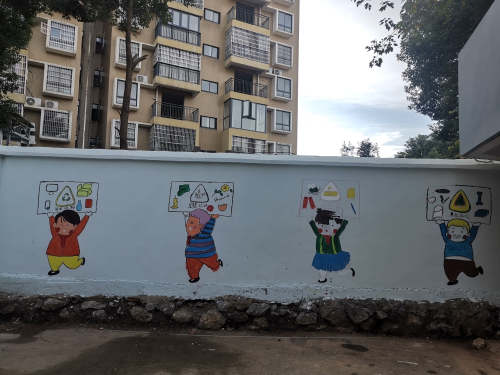 "如今,原来普通单调的小区环境有了墙绘的点缀,不仅为老旧小区增添了