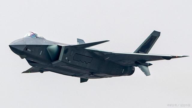 歼20性能远超歼35,为何海军不选择它成为舰载机,歼35一优势不可忽视