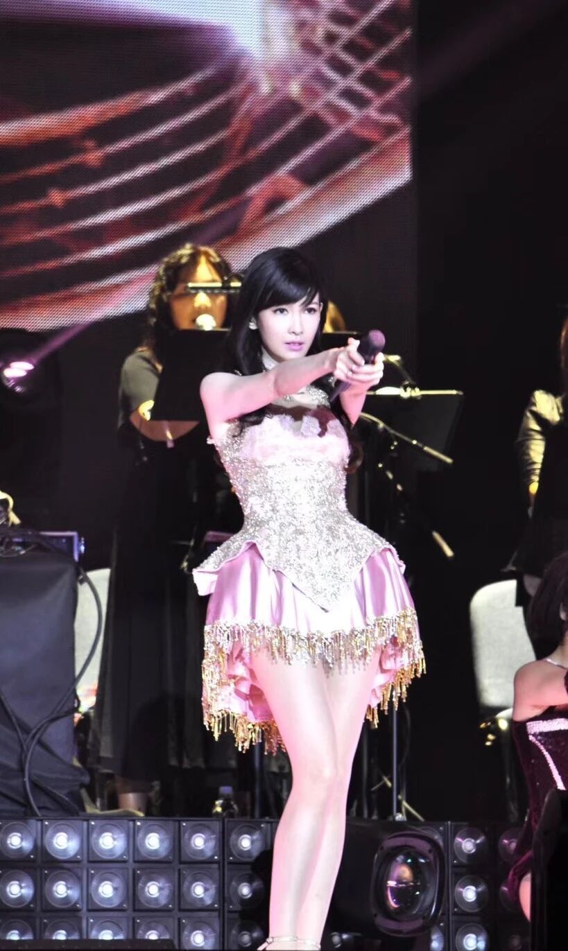 57岁周慧敏第一次上春晚！爱上渣男35年她越来越美了