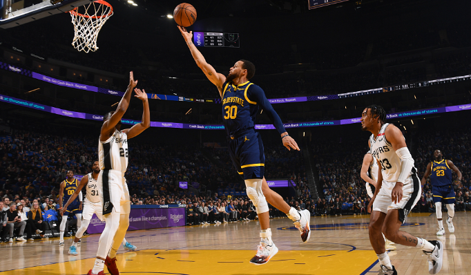 捍卫前六库里轰335率队赛季横扫马刺关键时刻连续救主