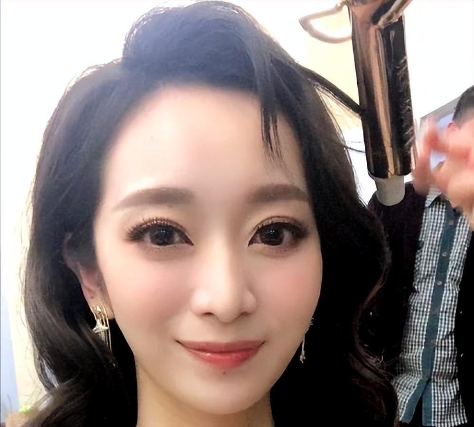 美女主持人周蕾:嫁给二婚大13岁的王治郅,不畏流言享受幸福_腾讯新闻