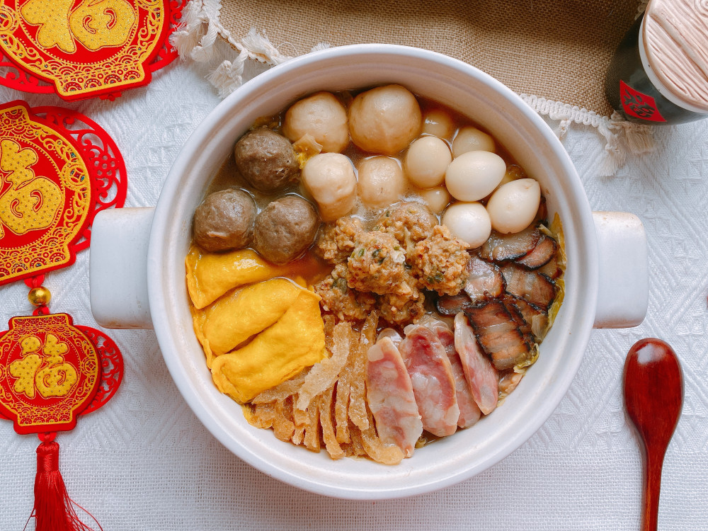 年夜饭砂锅全家福味道鲜营养足寓意福寿安康热气腾腾过大年