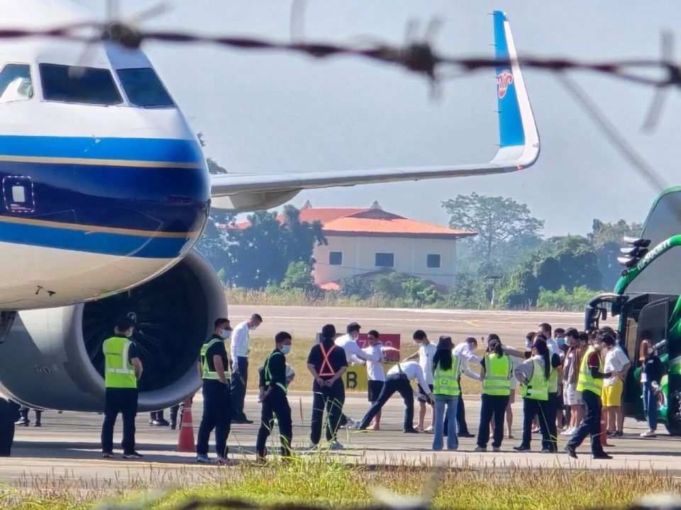 首批300名中国籍涉诈人员从缅甸湄索机场遣返回国；躲到皎梅乡下都被抓_腾讯新闻