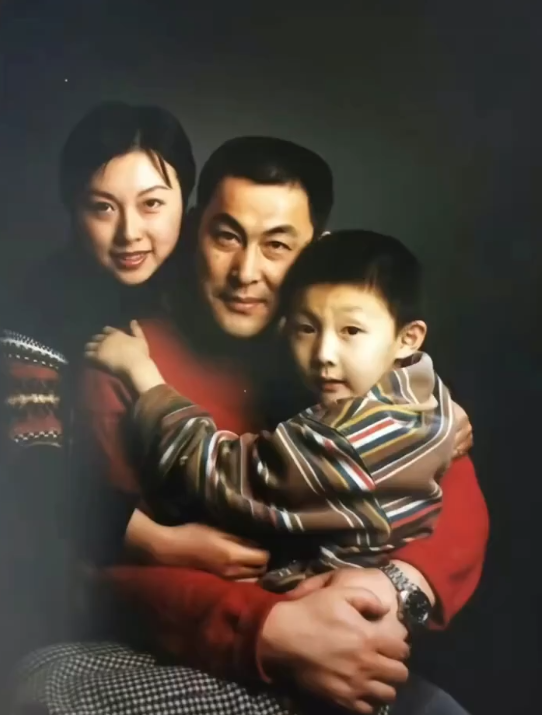 而这张全家福对高岚的意义特别,因为当年高岚生下孩子后,陆树铭一直在