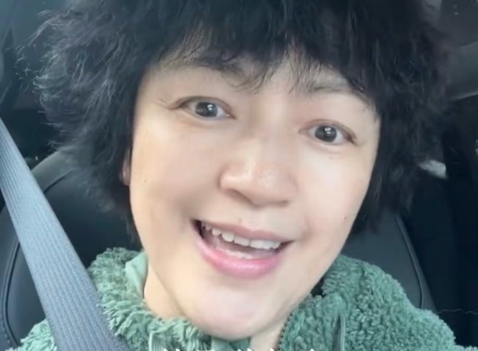 首先是,罗海琼打扮很低调,穿着朴素,但是发型很惹眼,顶着一头小卷发就