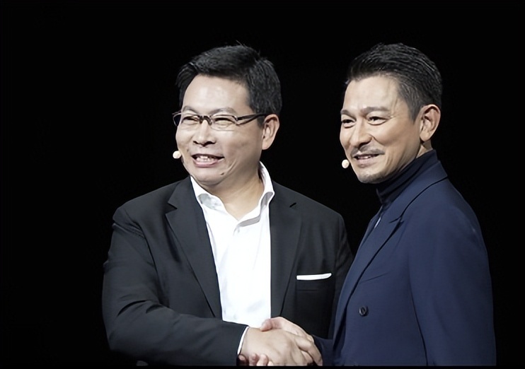 "而当刘德华与华为常务董事余承东握手时,台下的呼喊震耳欲聋:当
