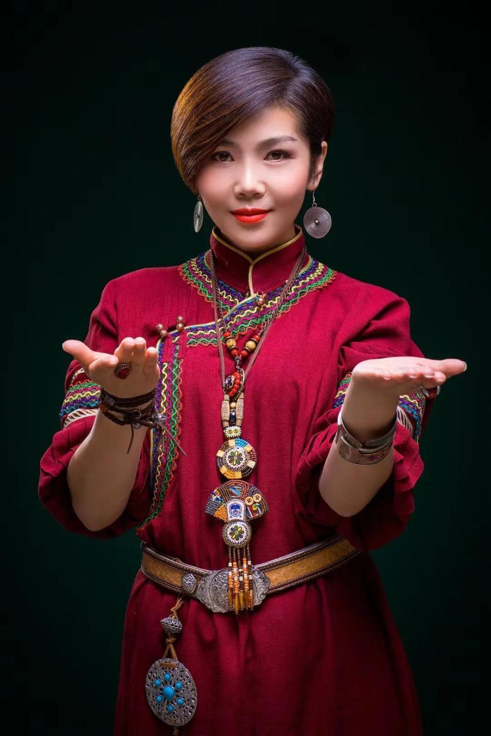 蒙古包美女歌曲《歌在飞》走红背后,是贫寒坎坷和丈夫无私的爱插图9