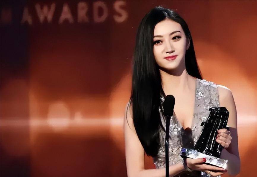 直至官宣离开了"金主男友",景甜也在2017年拿出了《大唐荣耀》,且一夜