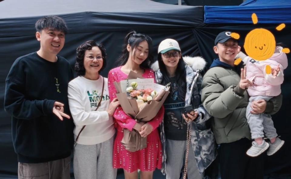 郑恺辛苦赚钱养家胡子拉碴像老十岁进一步拉大与苗苗年龄差