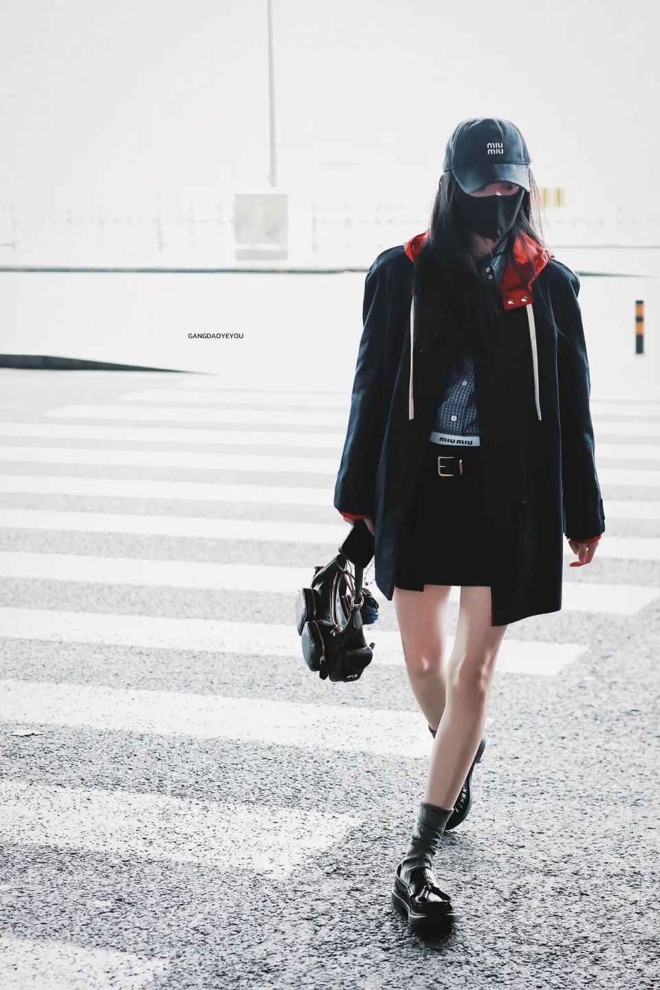 刘浩存机场街拍,miu系穿搭超美呀!