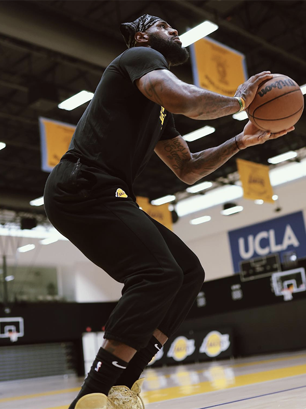 湖人发布詹姆斯训练照第二十一季