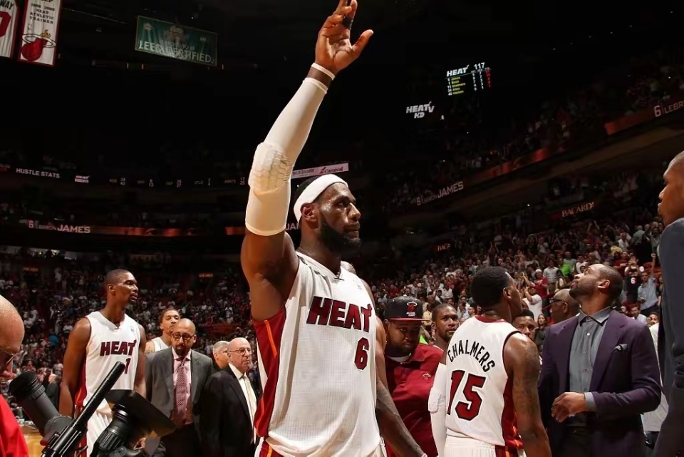 詹姆斯生涯10大最具代表性比赛:连得25分破活塞,18年总决赛1挑5