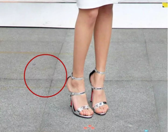 赵露思三只耳朵,lisa六根手指,明星p图界这么丧心病狂?_腾讯新闻