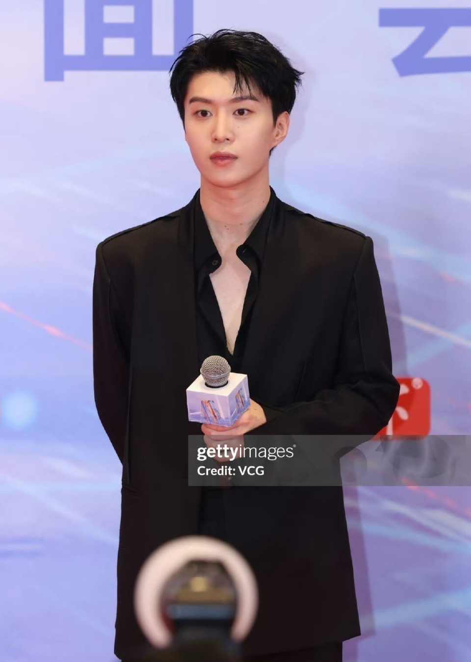 电影盛典红毯:张小斐短发香肩太迷人,袁泉知性优雅,苏有朋发福_腾讯