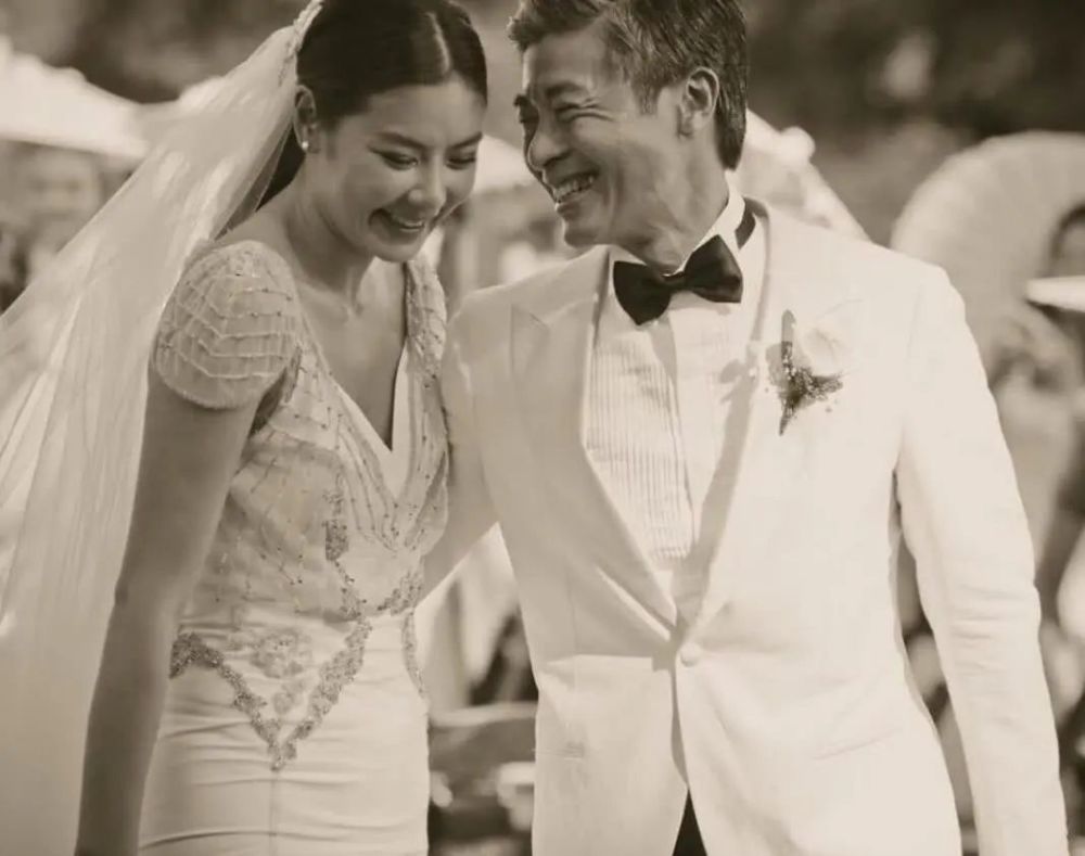 乐基儿与二婚老公罕同框,一家三口很有爱_腾讯新闻