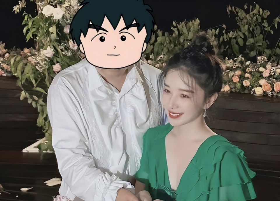 据悉家里非常的有钱,更为重要的这个神秘的富二代男友对阚清子非常的