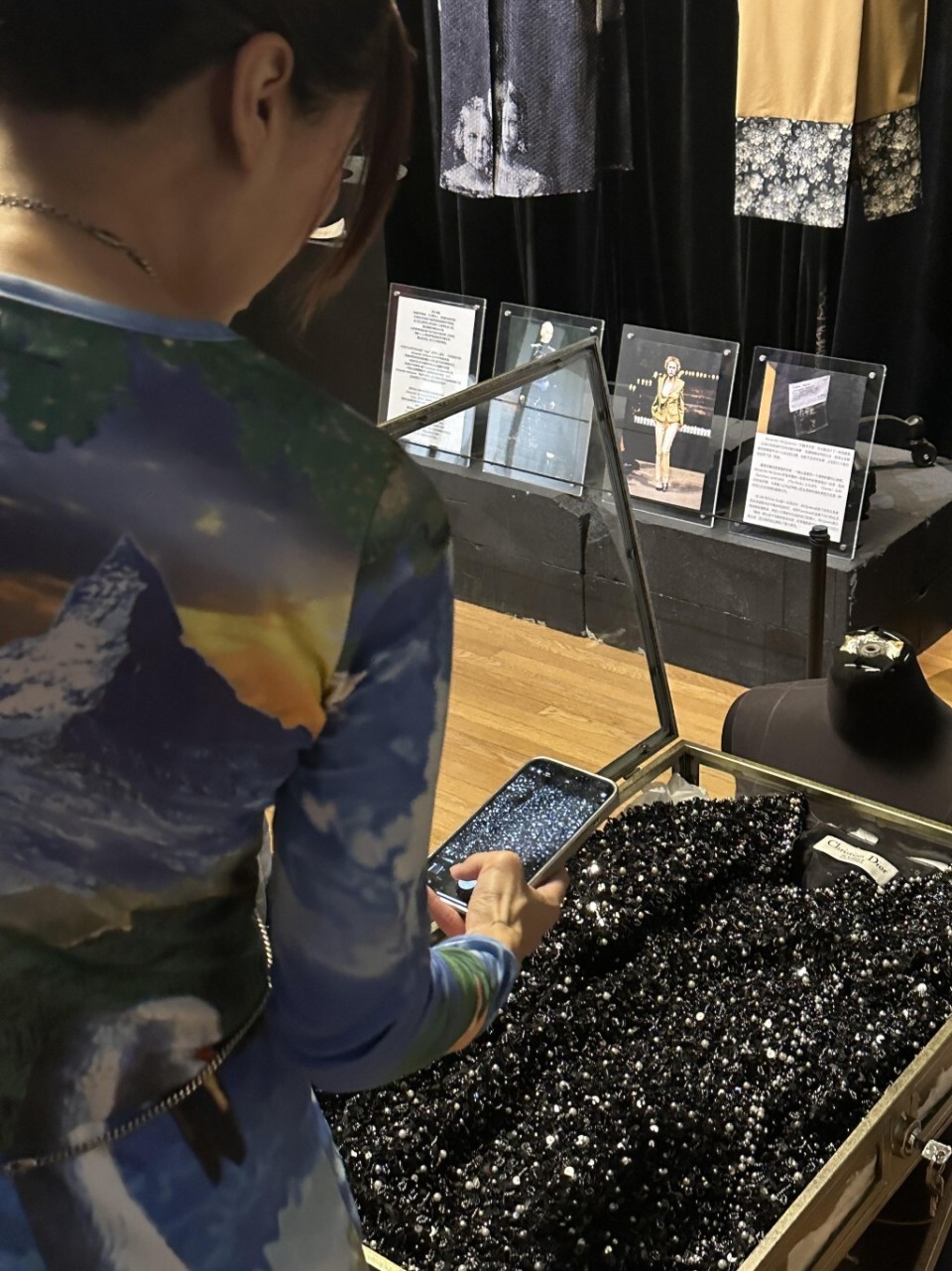 陈奕迅老婆徐濠萦大病初愈近照曝光,与女儿陈康堤现身上海扫货