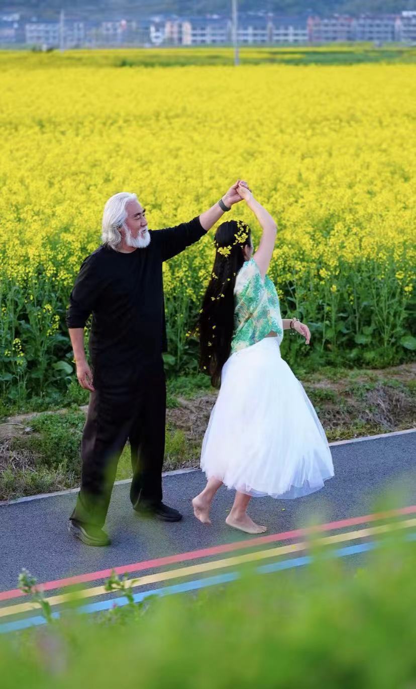 张纪中和老婆油菜花中舞蹈,这就是爱情的样子,携手伴你到华发