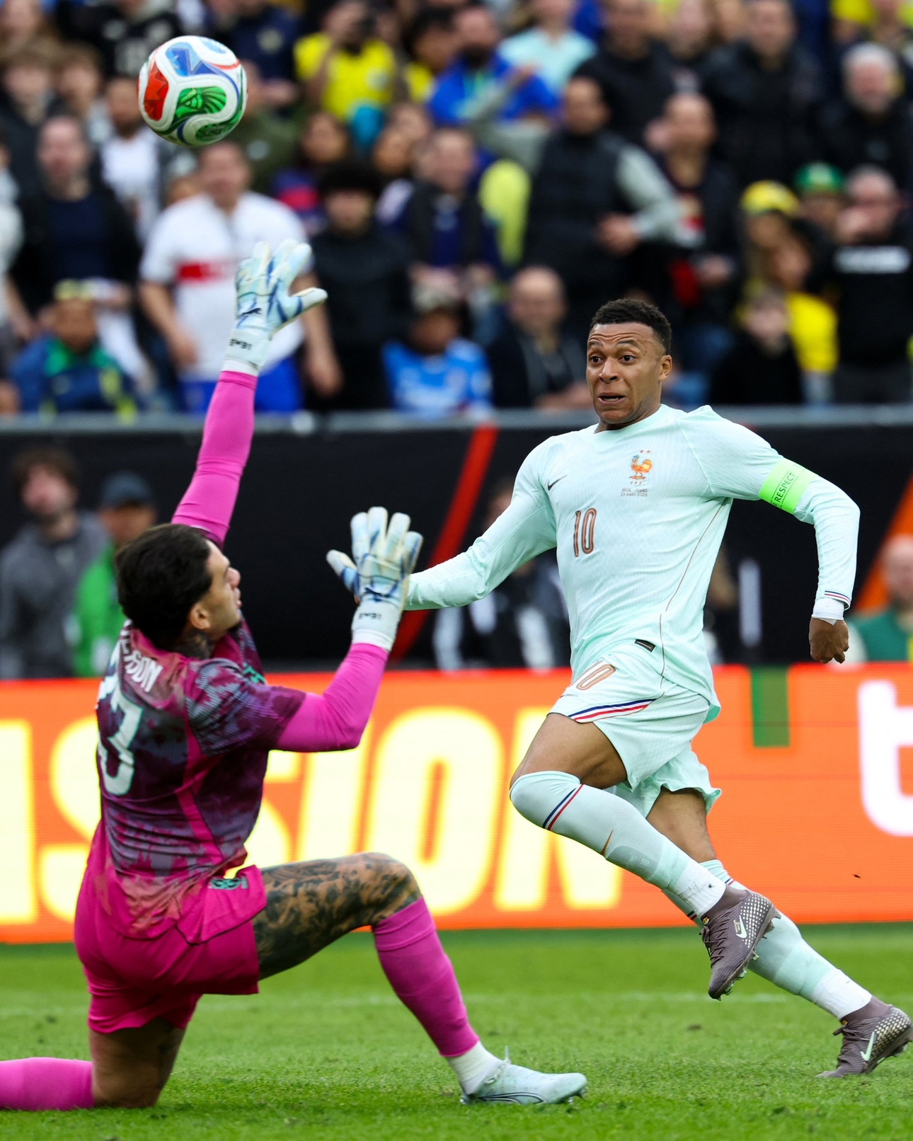 足壇一夜動態：意大利晉級附加賽決賽 烏克蘭無緣世界盃 法國2-1巴西 - 