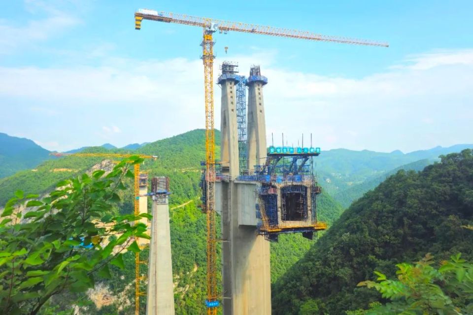 瓮马铁路湘江特大桥首个索塔顺利浇筑完成_腾讯新闻