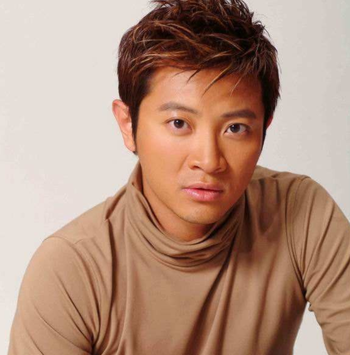 知名歌手罗中旭紧急入院被踢伤眼睛疑视网膜脱落双眼缠满纱布