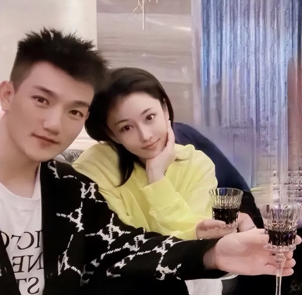 张馨予夫妇恩爱游丽江,何捷蹲地为老婆拍美照,5年军婚幸福满满