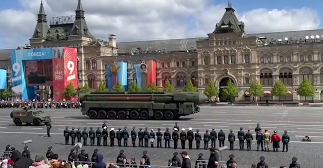 俄罗斯庆祝胜利日,万人方阵齐喊乌拉,克宫遇袭制造巨大悬念_腾讯新闻