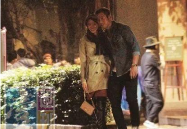 但没多久张孝全就与分开了10年的初恋复合,并迅速结婚生子,安定了下来