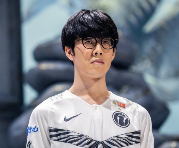 的攻击宁王,还祝他忌日快乐,一时间节奏四起,双方粉丝展开激烈的对骂