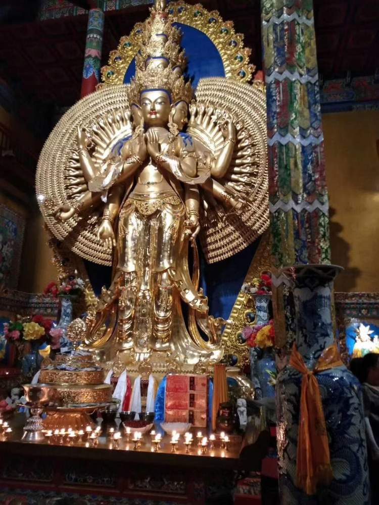 典藏文物大召寺的珍藏品极为丰富,银佛,龙雕,壁画成为大召寺的"三绝"