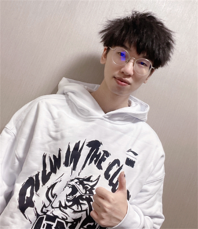 悲伤想带翻译打职业faker态度让人敬佩无论何时都要穿队服见粉丝