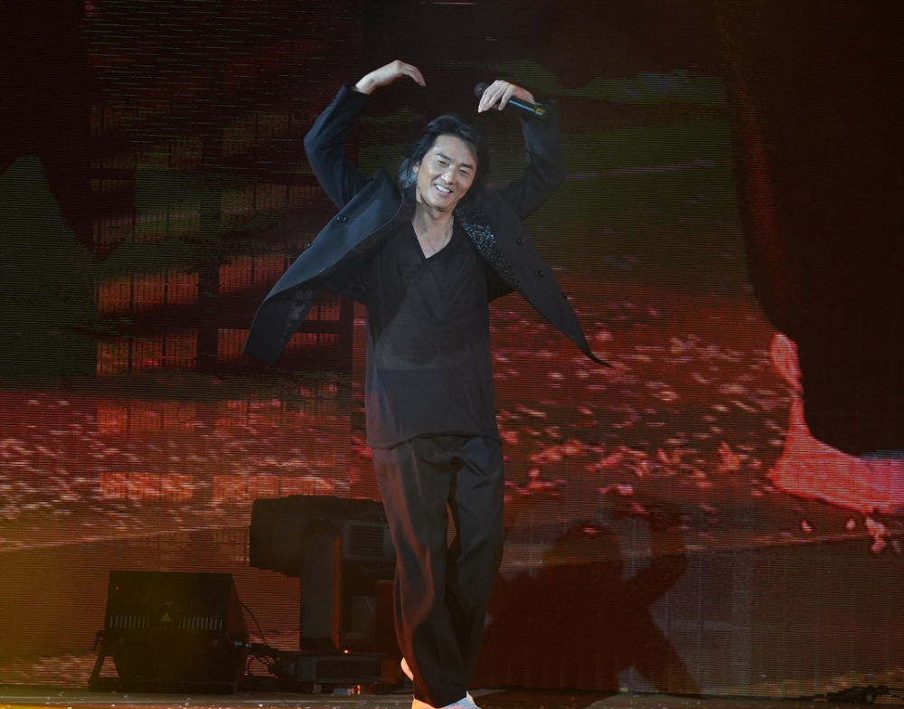 郑伊健蒙嘉慧现身日本机场半退休的生活令人羡慕