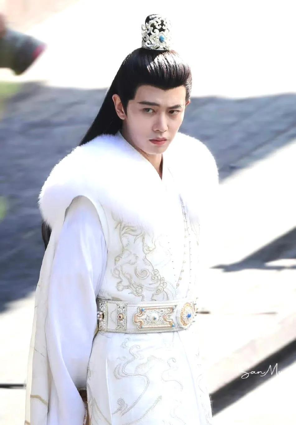 任嘉伦《流水迢迢》白衣路透梦回锦衣之下,与李兰迪同框簪花互动_腾讯