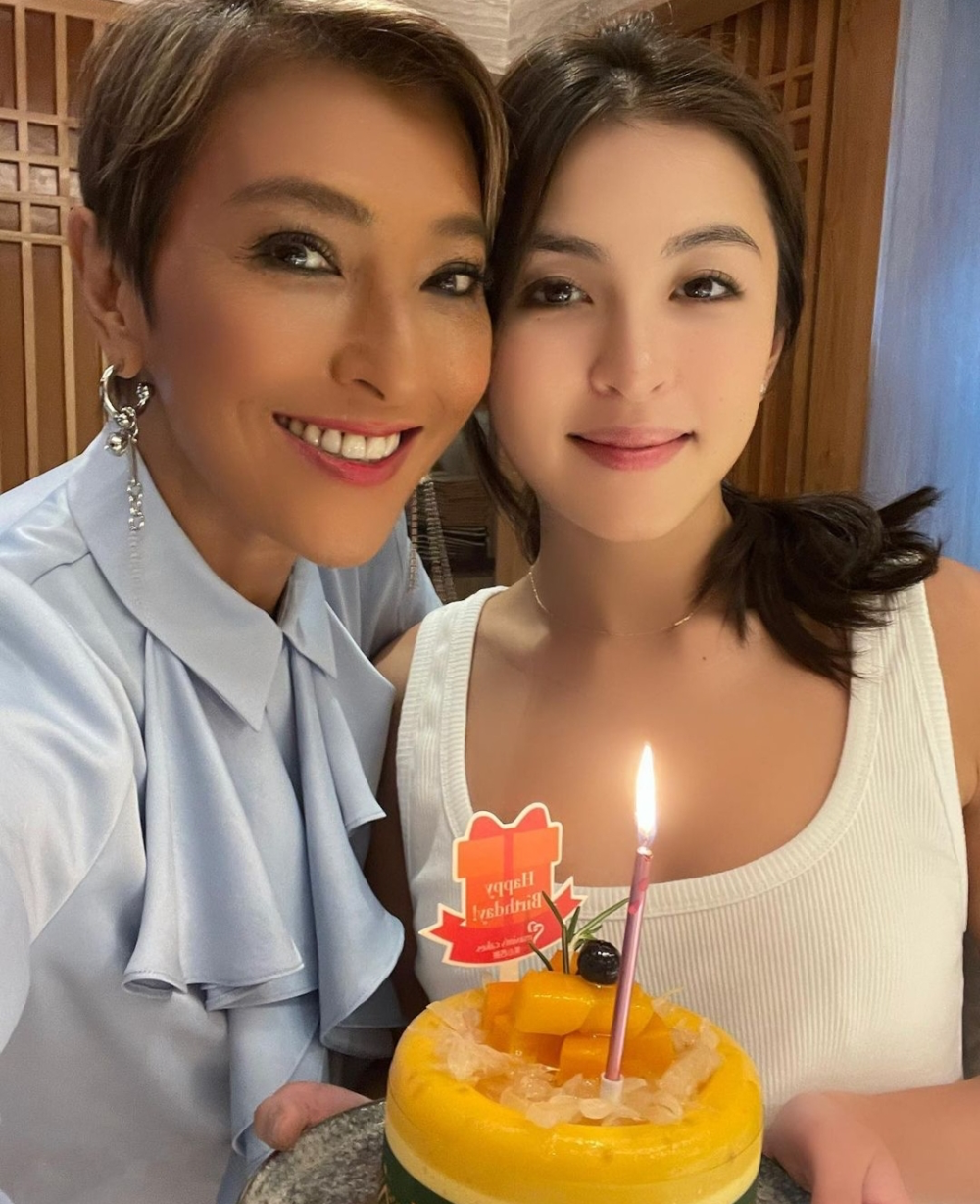 上山诗钠晒照为女儿庆生,26岁hilary比妈白不少,不像母女像姐妹_腾讯