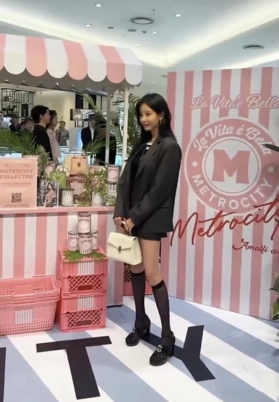 用微笑点亮生活,徐贤的时尚穿搭,夹克短裙尽显魅力