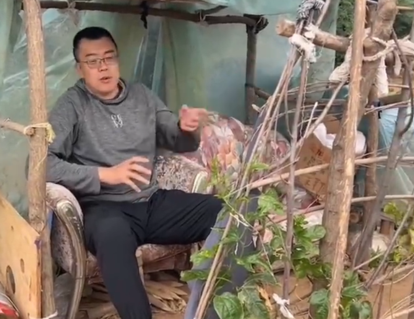 韩德君回农村老家团聚！视察产业多两“保安”，调侃退役继承家业_腾讯新闻