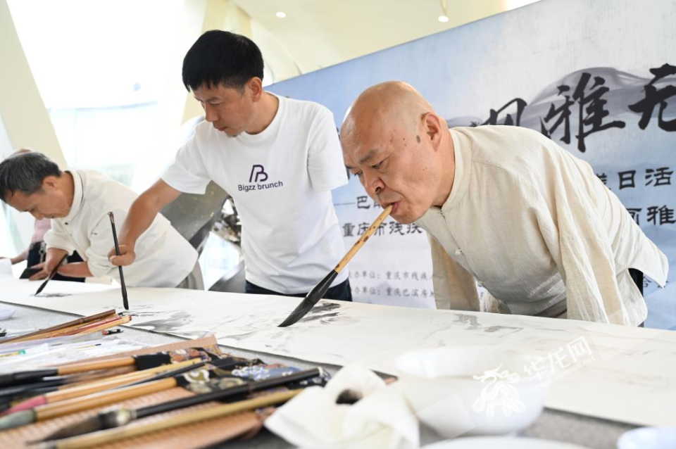 四岁时,黄国富不幸被高压电击中失去了双臂,十二岁开始坚持用脚写字