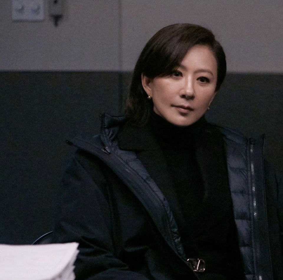 金喜爱短发搭配美瞳散发独特魅力,《deadman》造型惊艳众人