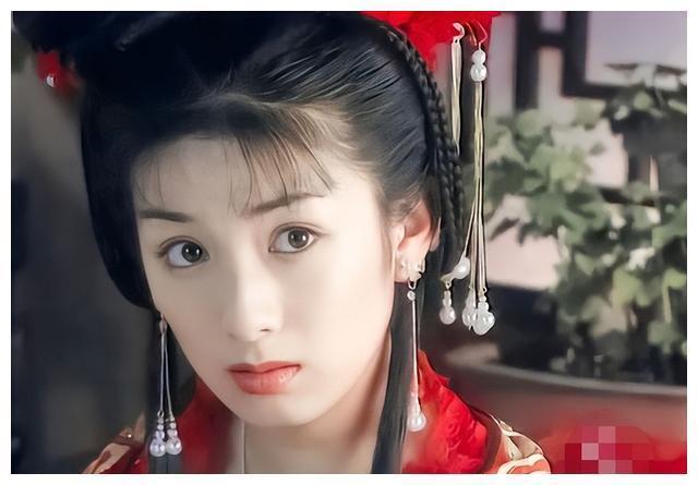 一双含情脉脉的大眼睛,加上生动灵巧的演技,演活了升级版小燕子"李