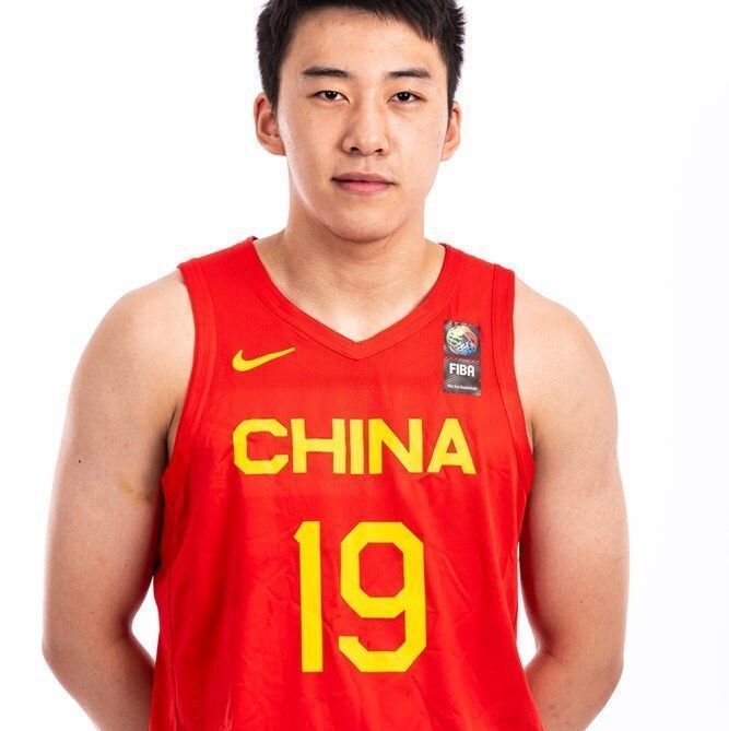 12岁时王俊杰遇到了他的伯乐,时任浙江男篮青年队教练的毛伟宁在一次