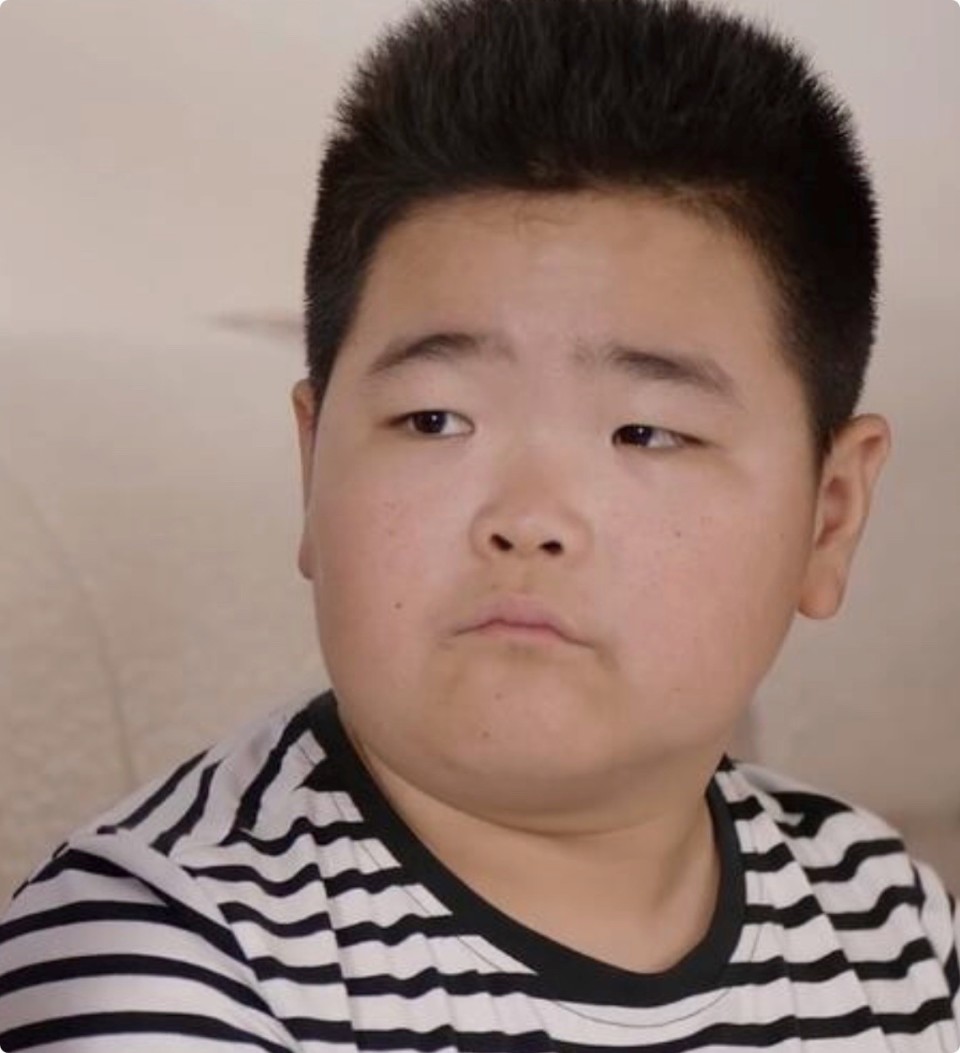 《乡村爱情7》中出现的人物谢腾飞,因为憨憨的长相被观众记住,而他在