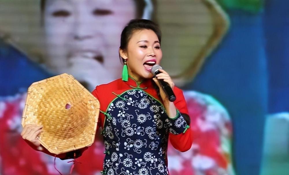 草根歌手草帽姐,终于为自己的"撒谎成性"付出了代价_腾讯新闻